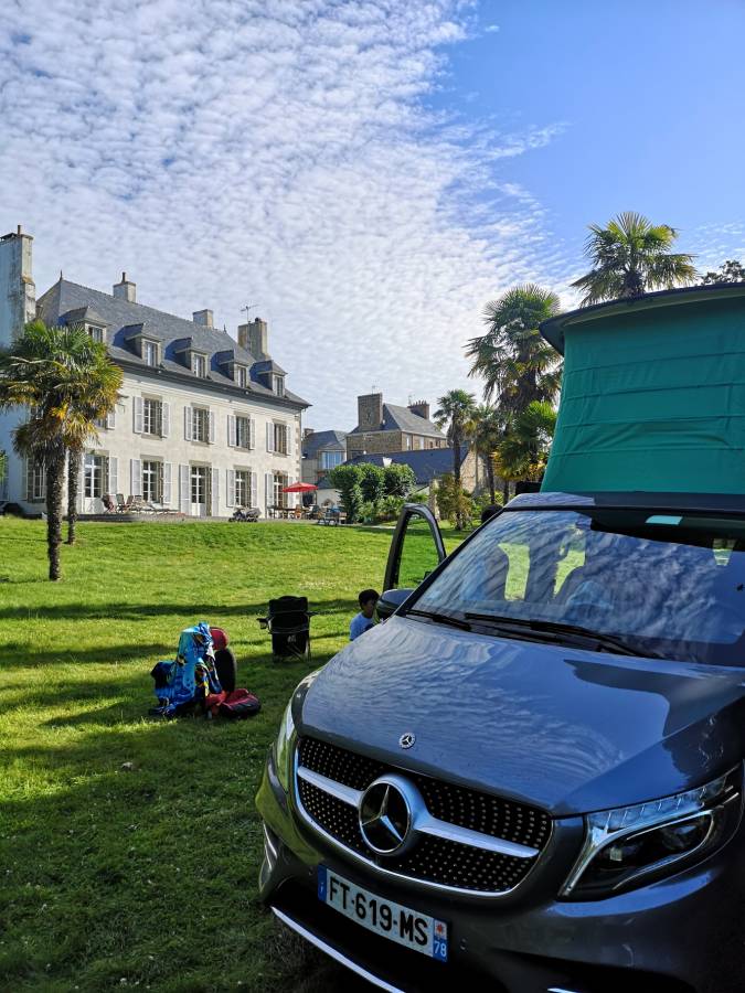 Un road trip en famille avec une nuit  chez Lionel, pour camper dans un grand parc arboré, un véritable site d'exception en plein centre ville de Saint-Malo 